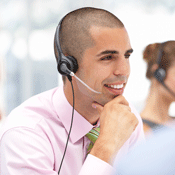 友善的客戶服務代理在電話中講話。